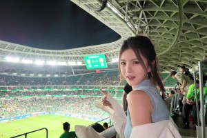 跨界联动篮球女主持炼炼现身观战中超北京国安~青春靓丽啊~